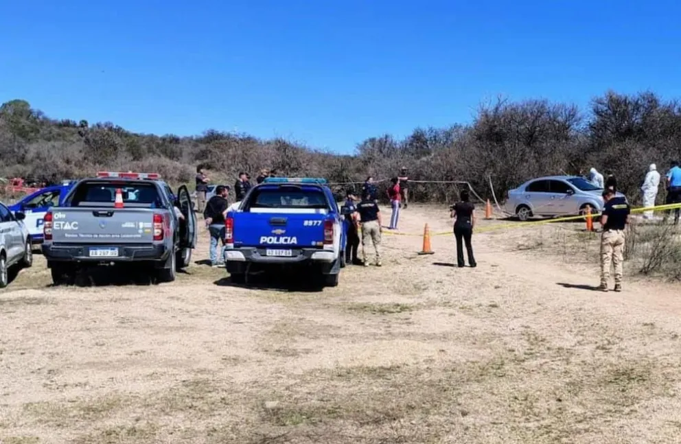 El hallazgo se produjo con más de 100 efectivos trabajando en la zona. Según la información oficial, los cuerpos se encontraban “enganchados en ramos a más de dos metros de profundidad”.
