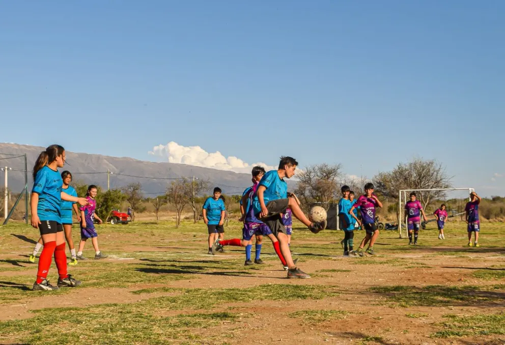 Durante la jornada, vecinos y vecinas de todas las edades participaron de actividades deportivas, recreativas y sociales que promovieron la salud, la integración y el juego limpio