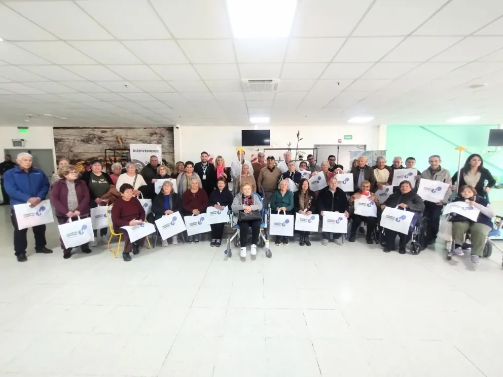 El programa está dirigido a todos los adultos mayores, priorizando a quienes tienen más de 65 años y a mujeres mayores de 60, independientemente de si cuentan con obra social.