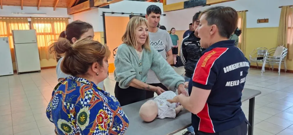 Desde el cuartel de Bomberos Voluntarios destacaron la importancia de este tipo de jornadas, que contribuyen tanto al fortalecimiento del personal como a la seguridad de los vecinos.