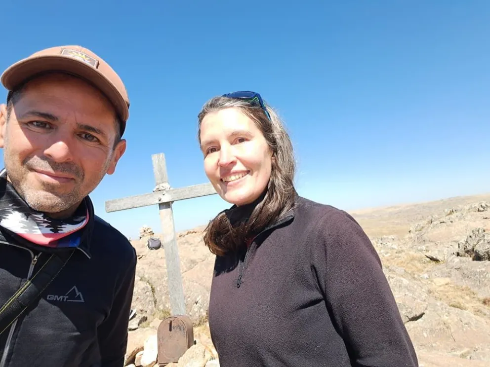 Germán Romero junto a Constanza Cerutti, en las sierras de los Comechingones.