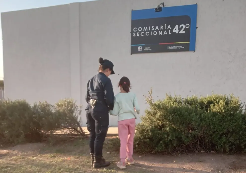 Menor rescatada en la calle tras escapar de su casa en La Ramada. Foto.Pol de San Luis.