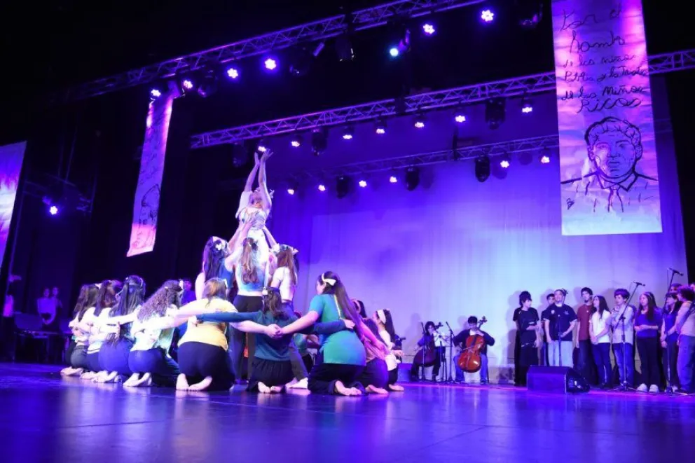 Más de 30 estudiantes participaron en escena bajo la coordinación de más de 20 docentes, en un evento que transformó la sala ‘Hugo del Carril’ del Centro Cultural Puente Blanco en un verdadero laboratorio de creatividad.