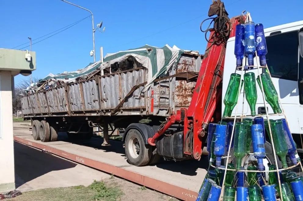 Los materiales reciclados son cartón, papel, metales, plásticos, botellas y vidrio a granel.