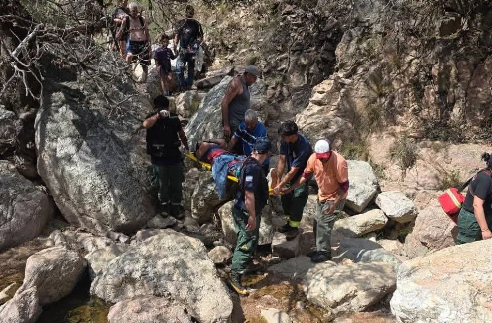 Rescate de una turista en las sierras de los Comechingones. La mujer sufrió una doble fractura. Foto BBVV Villa Larca.