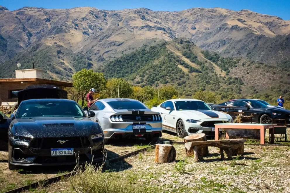 El Mustang Club de Argentina coronó su viaje por la provincia en el Viñedo Al Voleo Vermut de Pasos Malos. 