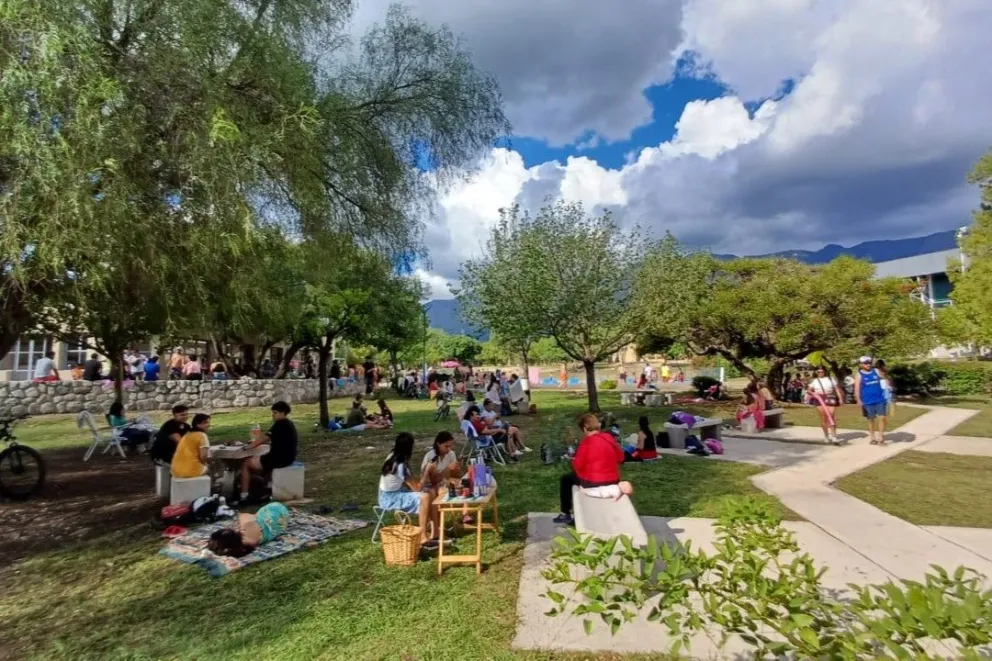 El encuentro forma parte de los festejos por la llegada de la estación más colorida del año, ofreciendo un espacio seguro y entretenido para toda la familia.
