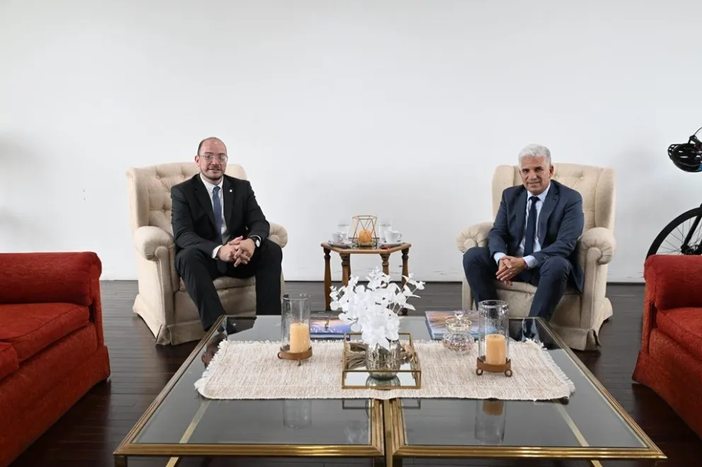 El rector de la Universidad Nacional de San Luis (2025-2028) junto con el gobernador Claudio Poggi.