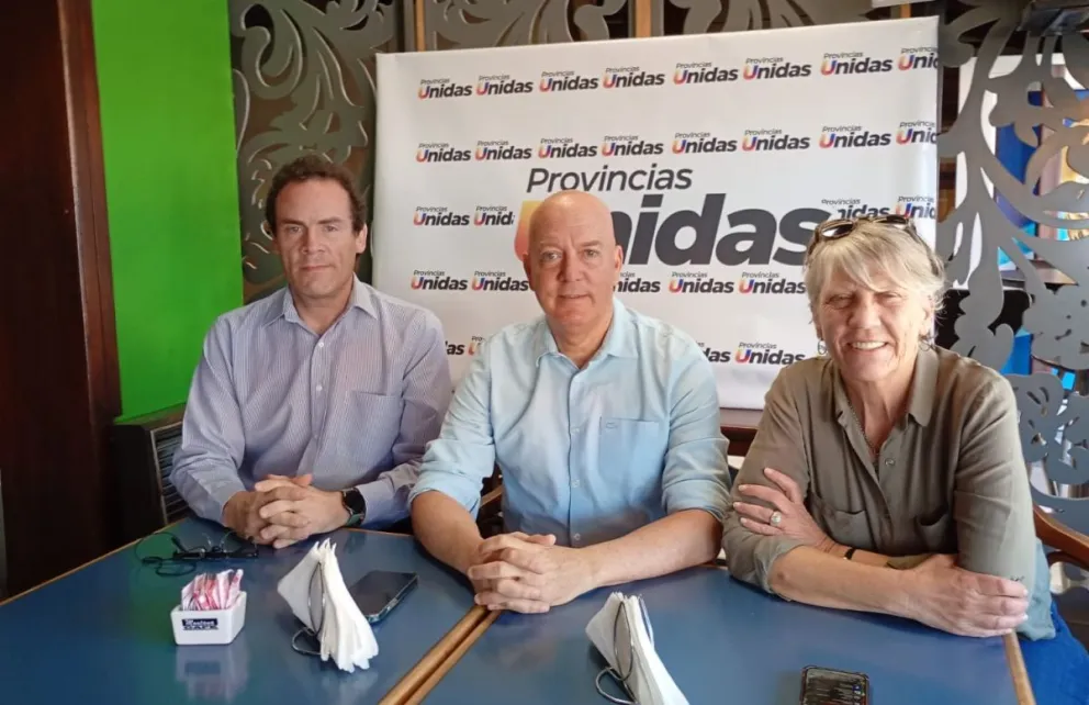Andrés Vallone (centro), junto a María Stella y Joaquín Mansilla, los tres candidatos a diputados nacionales por Provincias Unidas en San Luis.