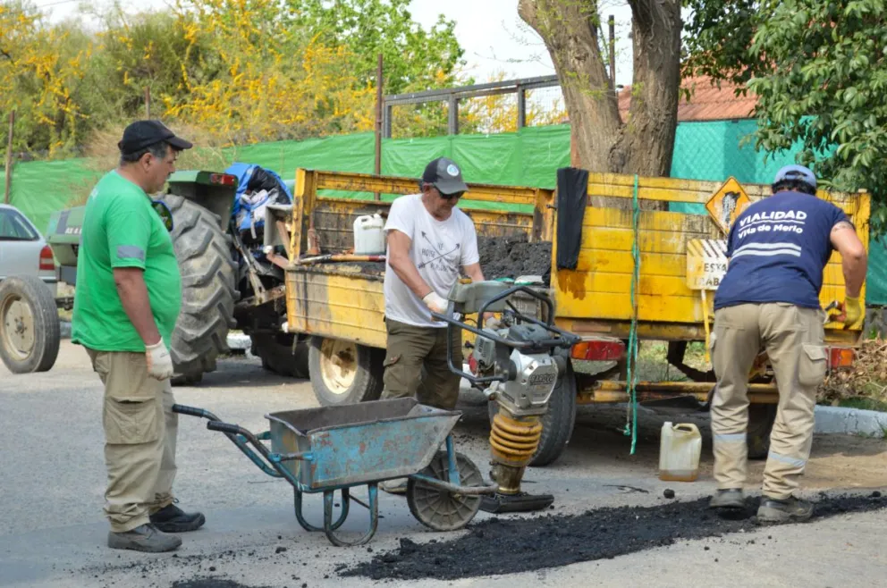 Las tareas se desarrollan con la aplicación de asfalto en caliente y en frío, dependiendo de las condiciones de cada sector. 
