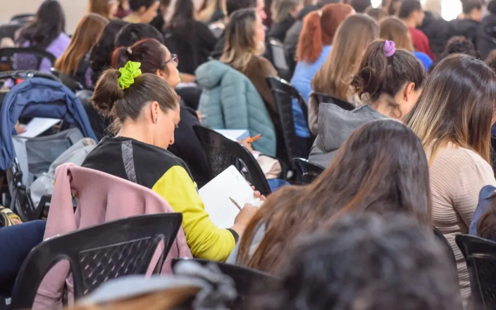 El programa propone reflexionar sobre los efectos de la posmodernidad en la educación y las infancias, reconociendo el juego como constitutivo de la infancia y su valor en la pedagogía del Nivel Inicial y Primario.