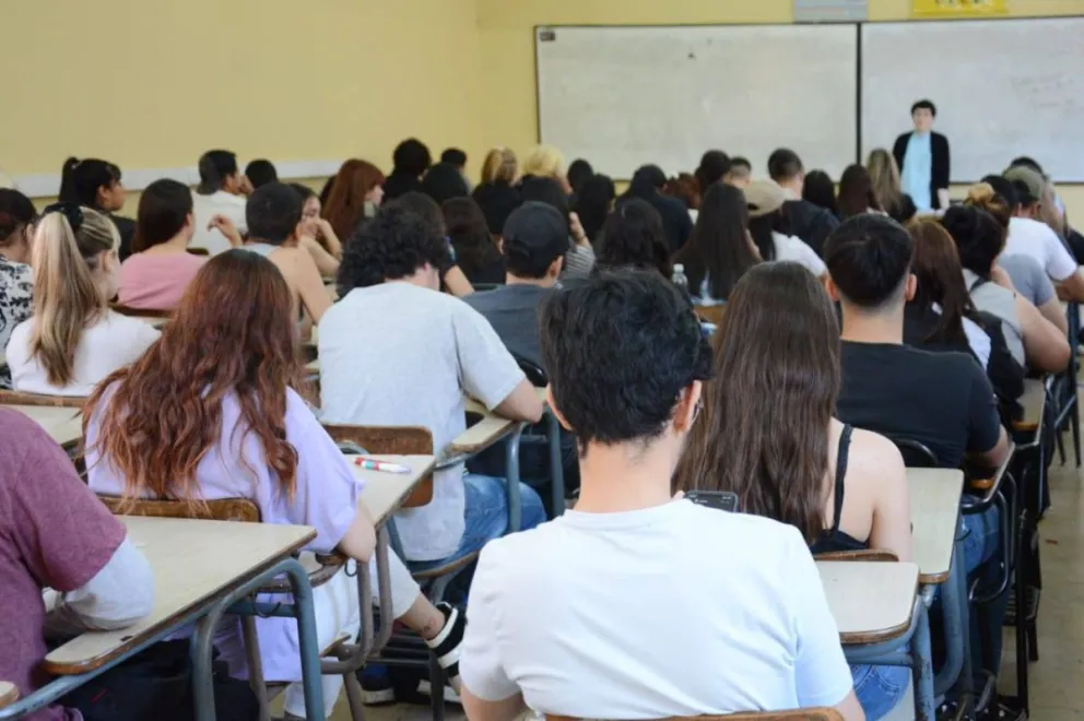 Los grupos podrán estar integrados por hasta ocho estudiantes, acompañados por un docente referente. 