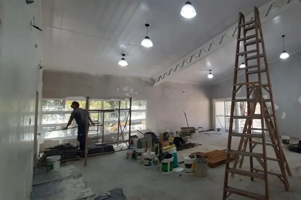 Actualmente se ejecutan trabajos de pintura interior y exterior, colocación de zinguerías y calefactores, además de la instalación de luminarias en los espacios abiertos.