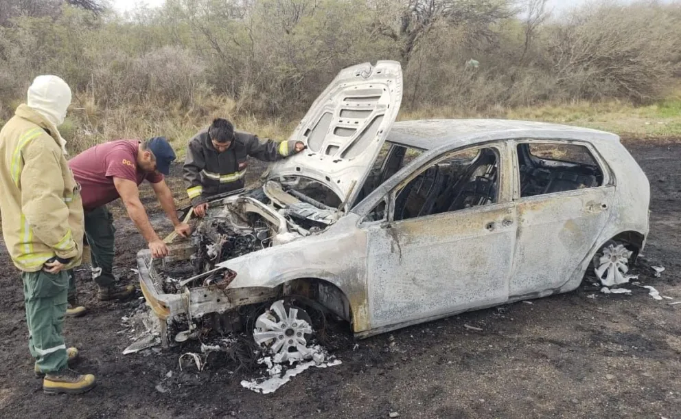 El auto siniestrado esta tarde en la Ruta 5. Foto Pol. S. L.