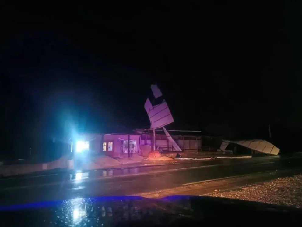 Temporal en Traslasierra. Hubo techos volados y árboles caídos. (Radio Power)