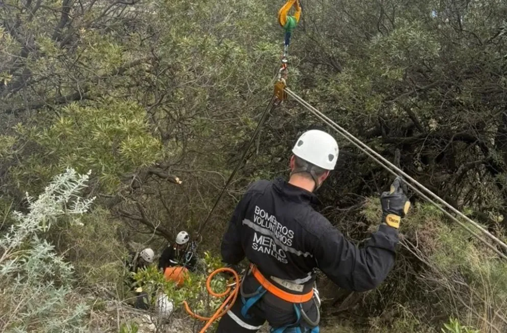 Motociclista desbarrancó cerca del Mirador del Sol y fue rescatado. (Foto: BB VV)