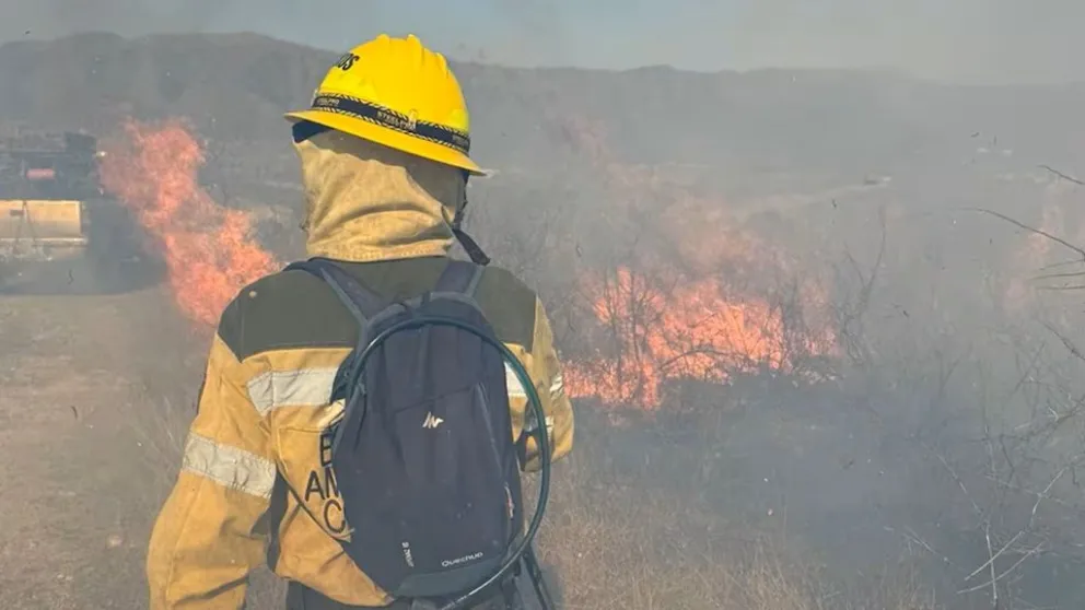 Bomberos combatiendo el fuego. (Crédito IIFF CBA/Bomberos Voluntarios /La Voz).