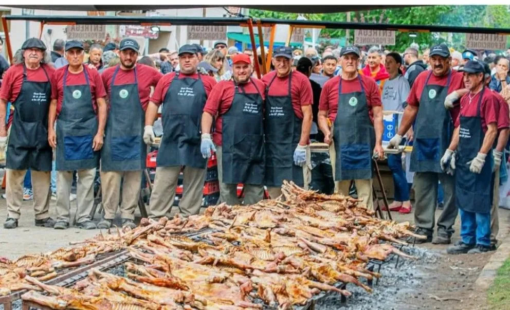 El gran momento es el almuerzo popular: más de 400 chivitos a la parrilla, preparados por asadores locales que cuidan los detalles, el fuego, la elección de los animales, la guarnición.