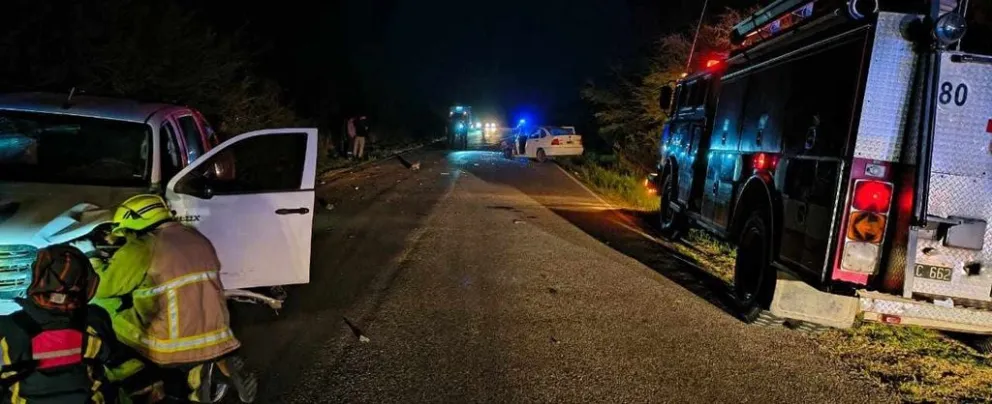 Violento choque frontal entre dos vehículos se registró en horas de la noche del viernes sobre la Ruta Provincial N°23.