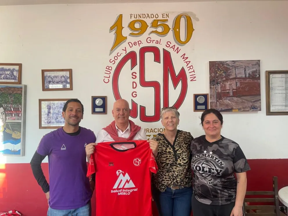 Vallone junto a integrantes del club San Martín.