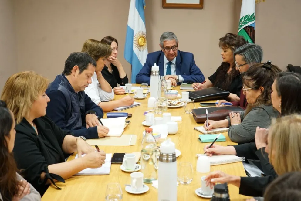 Legisladores conocieron detalles del programa habitacional "Tenemos Futuro" a través del secretario de Política Habitacional, Hugo Rossi, y la directora de Soluciones Habitacionales, Carola Díaz, quien acompañó la exposición y el intercambio.