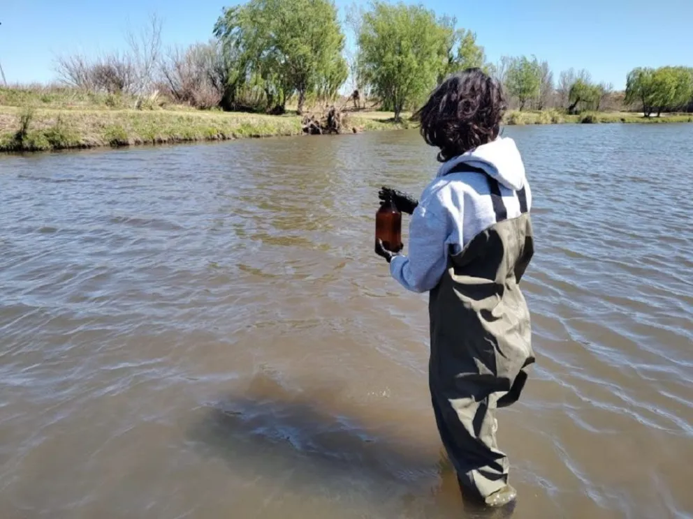 Los profesionales del ente estatal realizando el monitoreo.