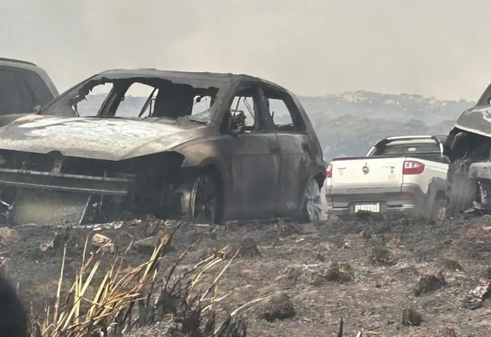 Incendio en Altas Cumbres. Al menos 14 vehículos resultaron calcinados. (Fotos: Prensa Gobierno de Córdoba)