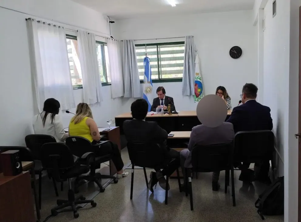 De acuerdo con la Fiscalía, los abusos comenzaron cuando la víctima tenía ocho años y ocurrieron en el marco de una convivencia familiar.