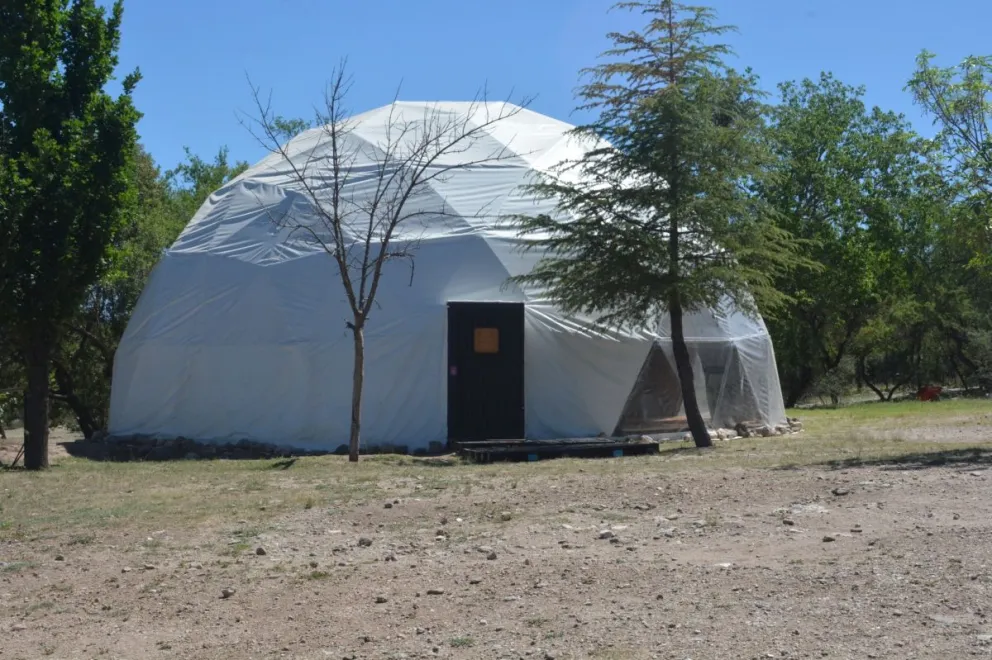 Allí se dictan talleres de acrobacia, danza, teatro, música, yoga, pilates, elongación y circo integral, entre otras disciplinas, destinados a todas las edades.
