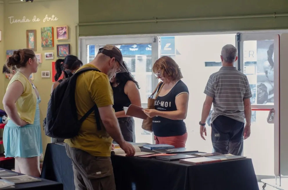 Muestra y exhibición de fotolibros en Amigos de Merlo. Foto gentileza Anabella Pressello.