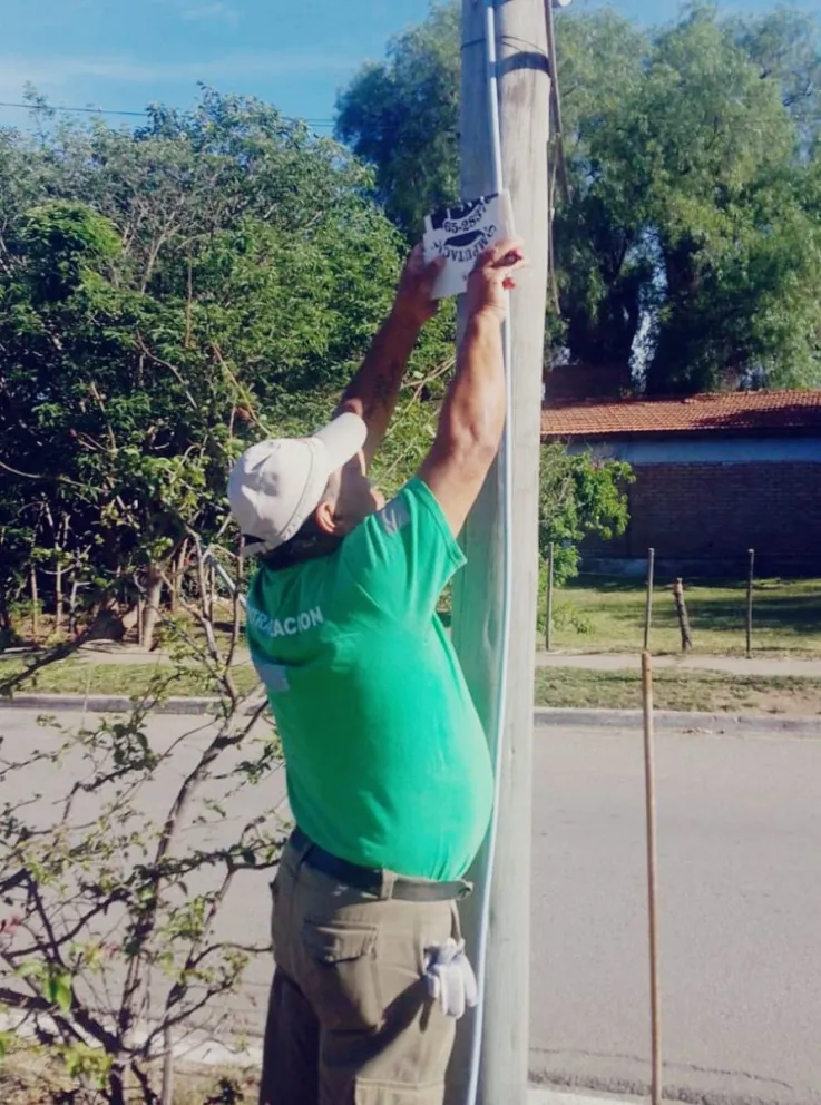 La medida alcanza a carteles instalados en columnas de alumbrado, árboles, postes o estructuras en desuso, y estará acompañada por tareas de pintura, corte de pasto y mantenimiento de los espacios verdes.