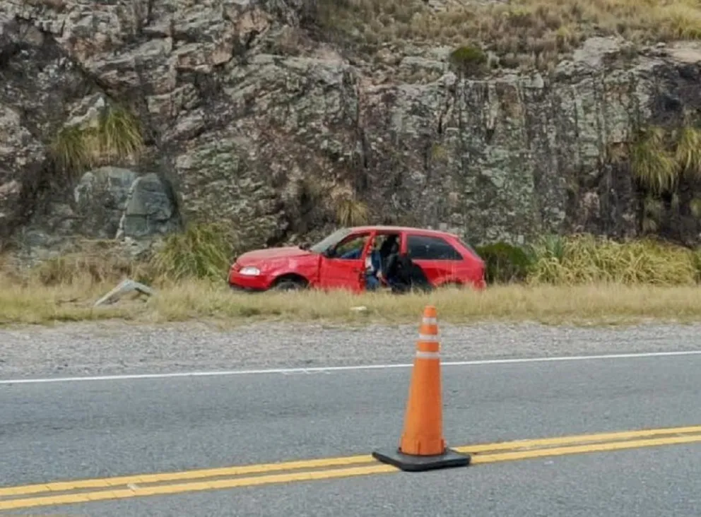 Perdió el control y volcó en Altas Cumbres.