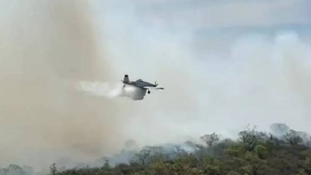 El fuego no da tregua en Traslasierra. (Captura video Secretaria de Riesgo/La Voz)