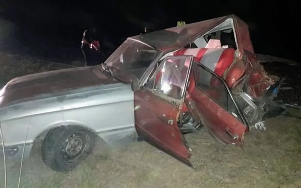 El impacto se habría producido porque el Ford Falcon estaba estacionado sobre la carpeta asfáltica. (Foto: Policía de San Luis)