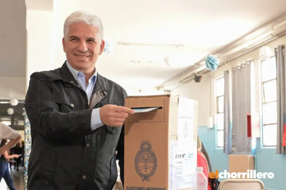 Poggi en el momento de emitir su voto durante la jornada de ayer.