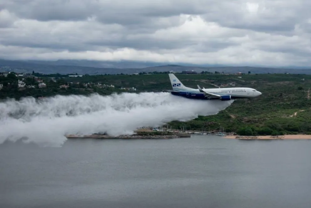 El Boeing 737 Fireliner del Gobierno de Santiago del Estero realizó prácticas y descargas en el lago San Roque. (Foto: Prensa Gobierno de Córdoba)
