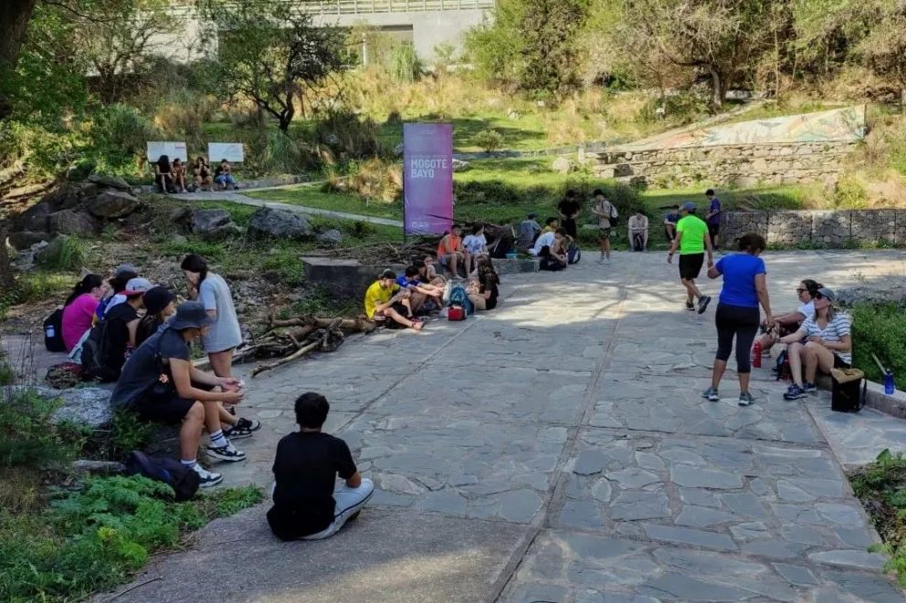 Acompañados por los guardaparques Julio Sosa y Gustavo Falcioni, junto a pasantes de la Facultad de Turismo y Urbanismo (FTU-UNSL).