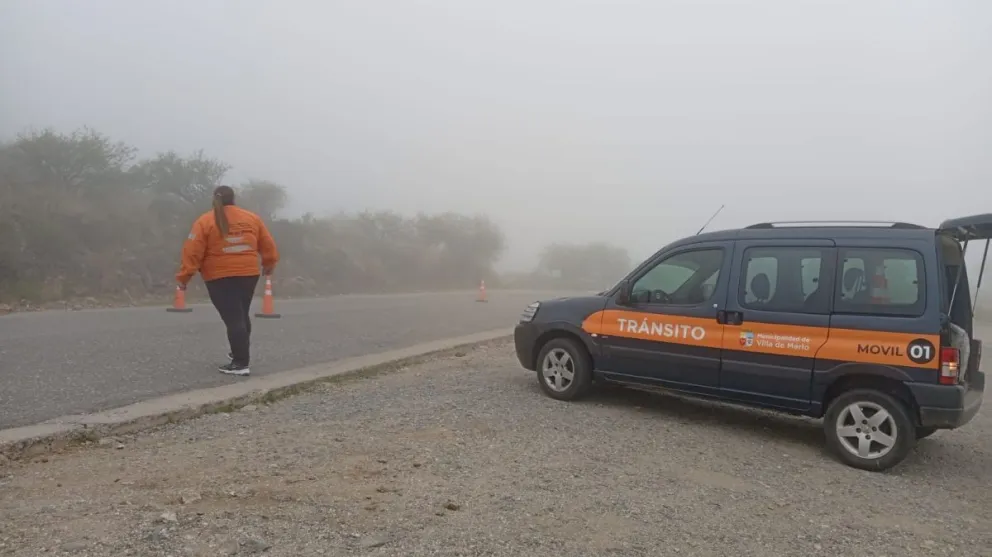 Las autoridades solicitaron no circular por la zona hasta nuevo aviso y, en caso de hacerlo por necesidad, mantener velocidad reducida, utilizar luces bajas y antinieblas, y respetar las indicaciones del personal presente.