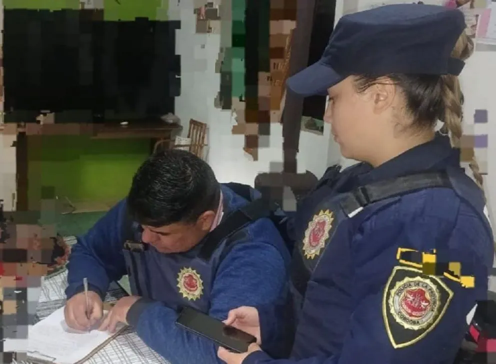 Traslasierra. Secuestran una moto y un celular en el marco de la investigación por los incendios en La Población. (Foto: Policía de Córdoba)