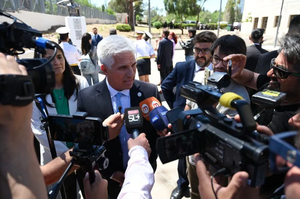 El gobernador Poggi atendió a la prensa luego del acto por el 167° aniversario de la Policía de San Luis y contó detalles de la reunión de los gobernadores con Javier Milei.
