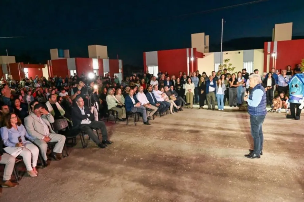 El Gobernador entregó las llaves de las viviendas a 25 familias de Santa Rosa del Conlara.