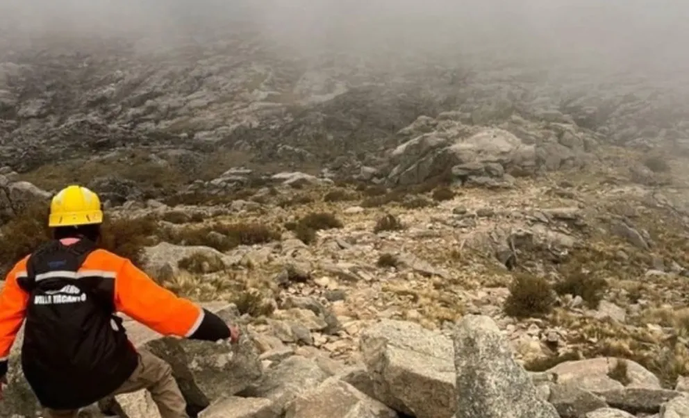 Búsqueda de 20 personas desorientadas en el sector del avión caído. (Foto: Yacanto Noticias)