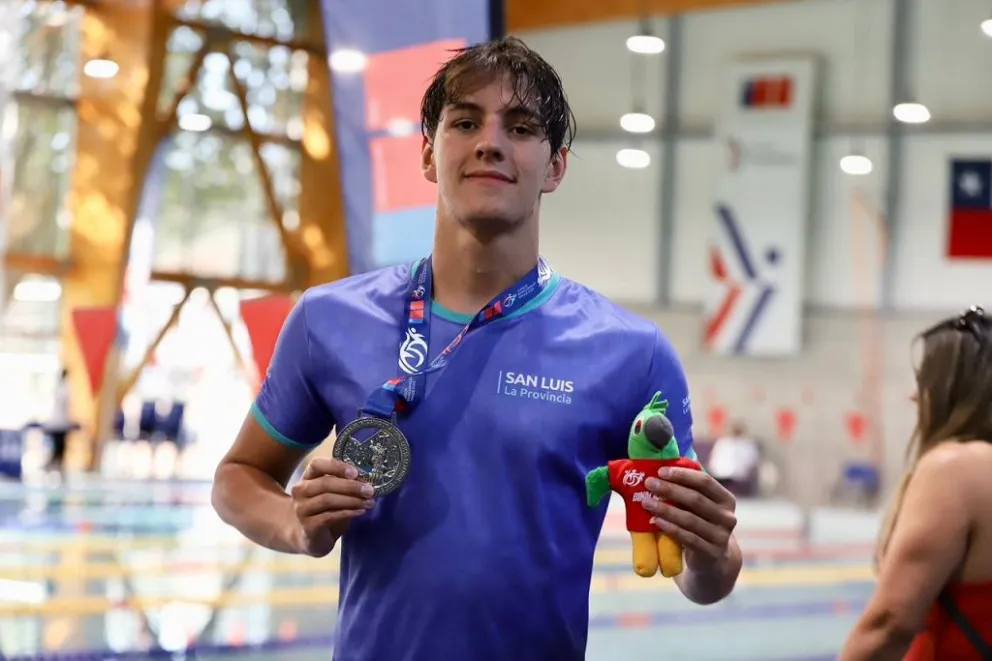 Natación. Agustín Schlottke, otro debutante que posa con la medalla de plata que ganó en los 100 m espalda. 