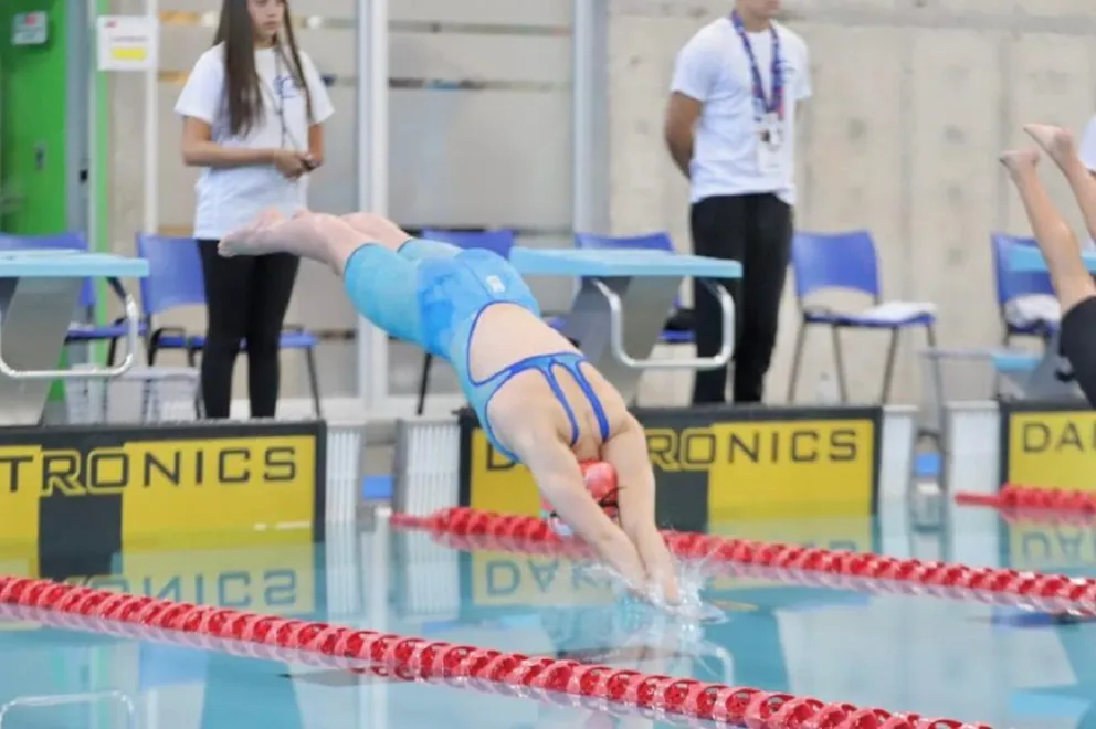 San Luis sigue sumando en los Binacionales: medallas en natación y semifinales en handball y vóley.