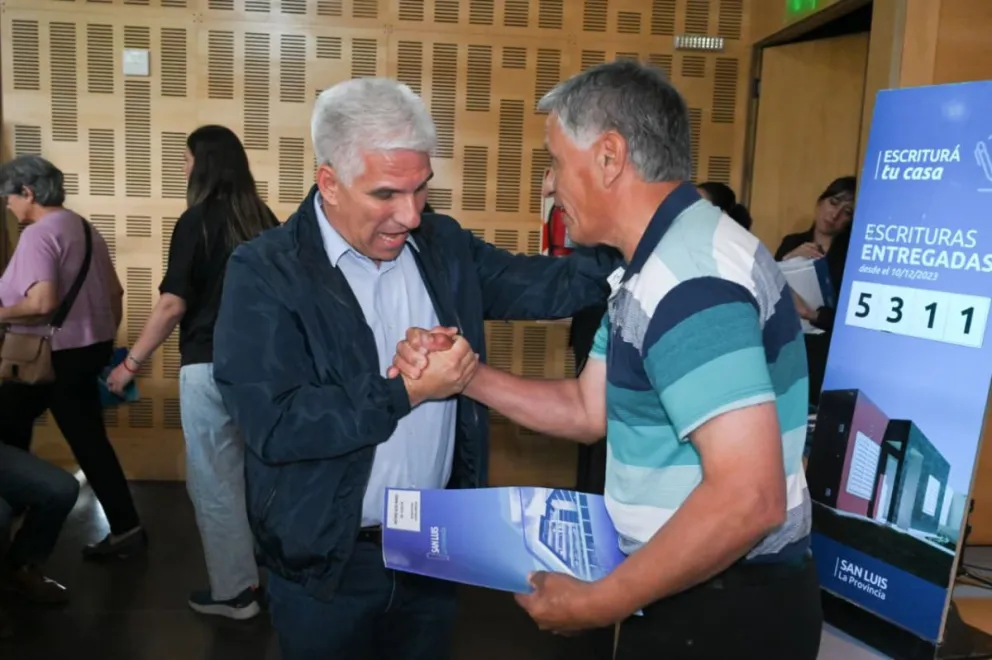 En la Casa del Poeta de la Villa de Merlo se desarrolló este viernes una nueva entrega de títulos de propiedad.