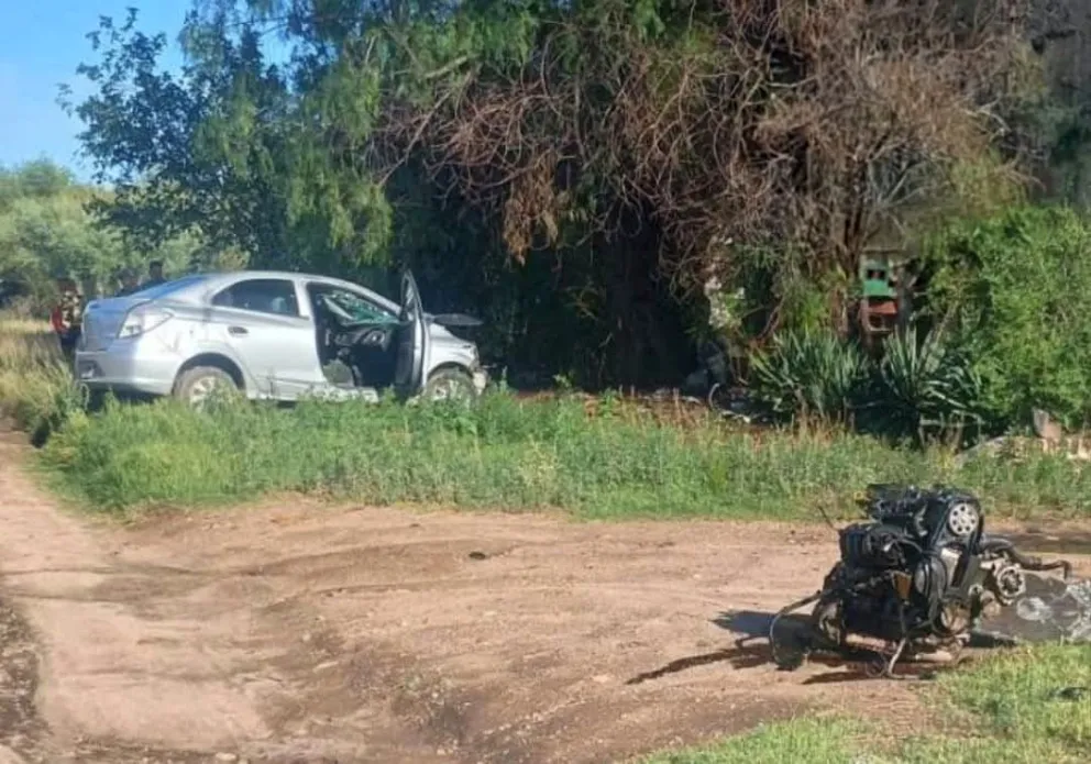 El conductor perdió el control del vehículo, lo que provocó que el automóvil terminara con graves daños materiales.