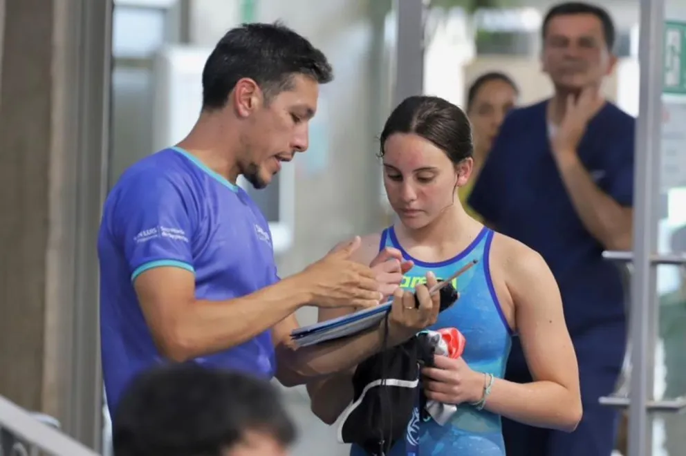 El profesor Alejandro Coronel, junto con Eden Hodara.