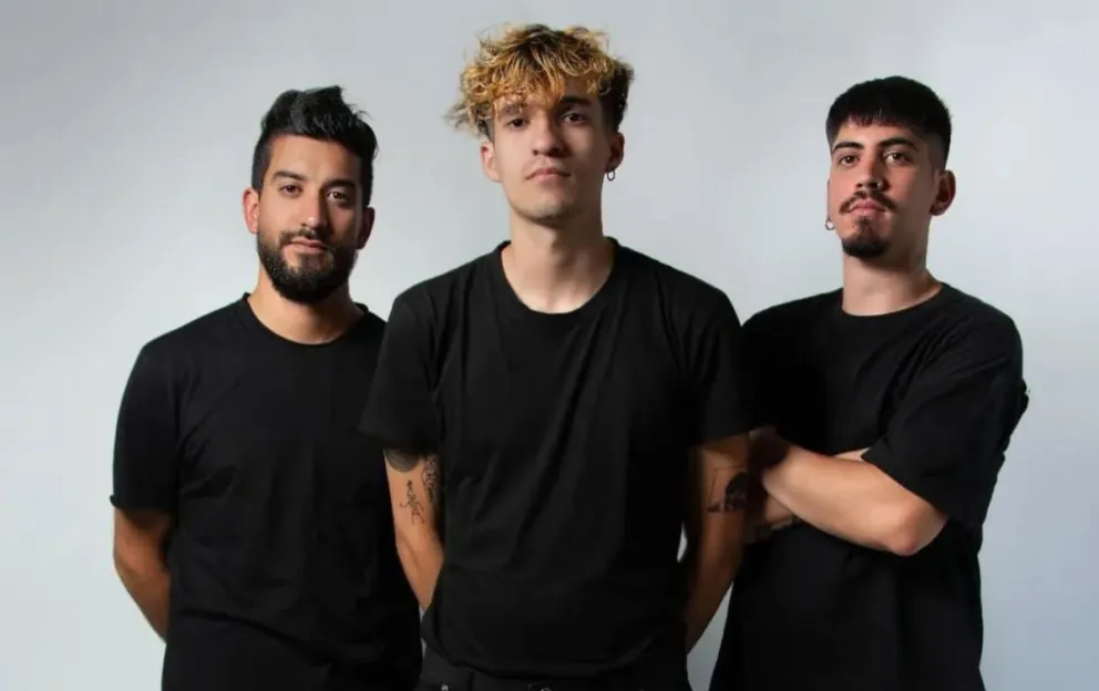 CATARSIS nació en 2022 como un power trío integrado por Fausto López (voz y guitarra), Facundo Ortiz (bajo) y Maximiliano Giudici (batería). 