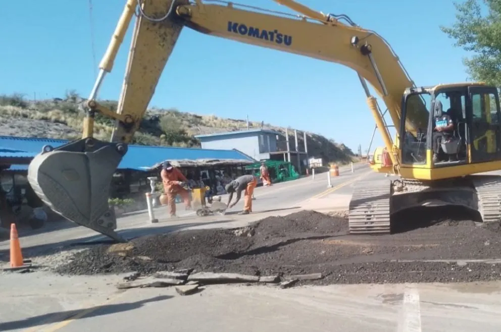 Los trabajos de reparación se ejecutaron y consistió en rellenar el socavón con material de fresado. (Foto: Prensa Gobierno de Córdoba)