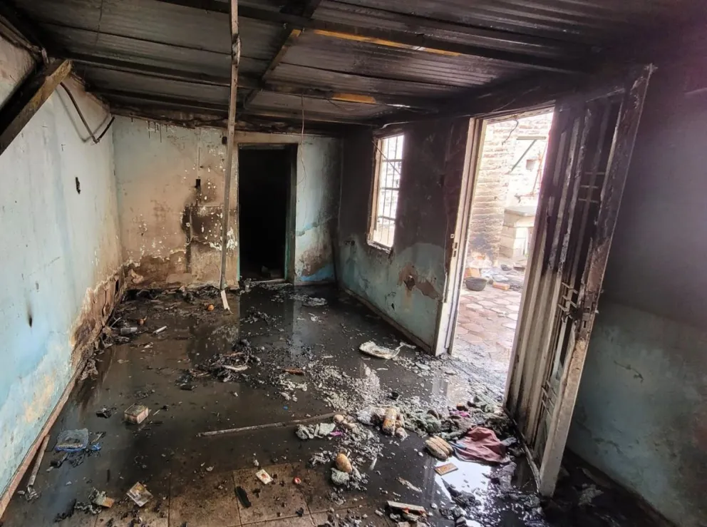  Al llegar, encontraron a un hombre de 32 años y a una mujer de 29 que se encontraban discutiendo y alterados. 